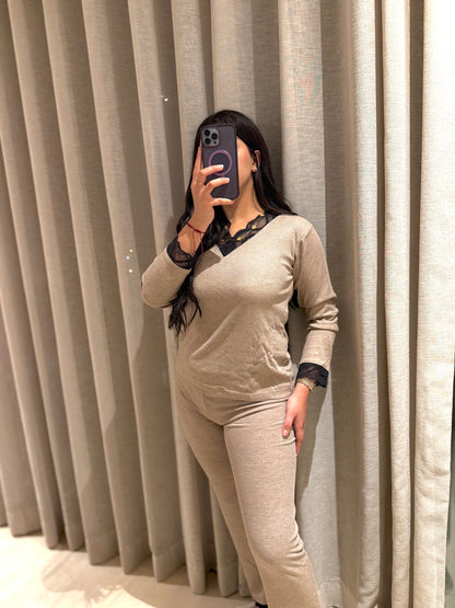 بيجاما نسائية أنيقة بالدونتيل