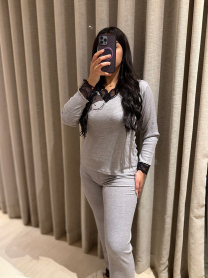 بيجاما نسائية أنيقة بالدونتيل