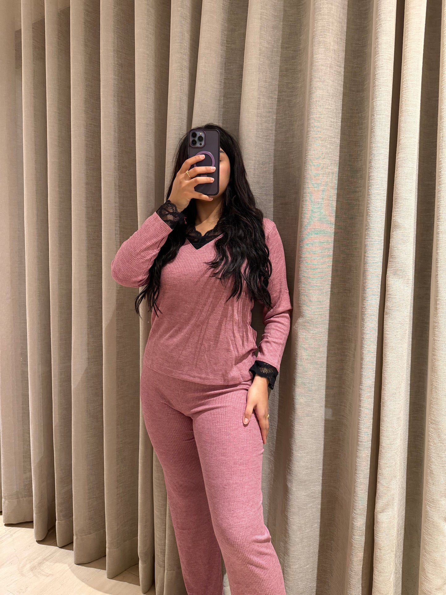 بيجاما نسائية أنيقة بالدونتيل