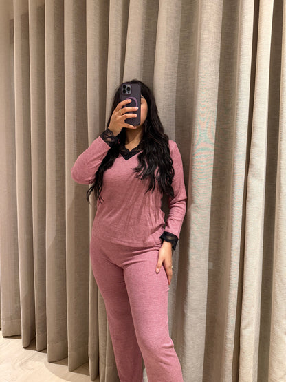 بيجاما نسائية أنيقة بالدونتيل