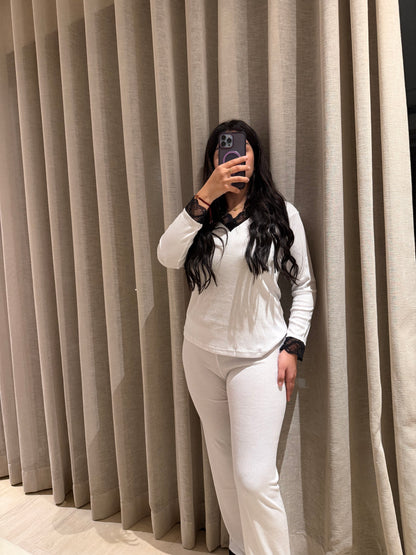 بيجاما نسائية أنيقة بالدونتيل